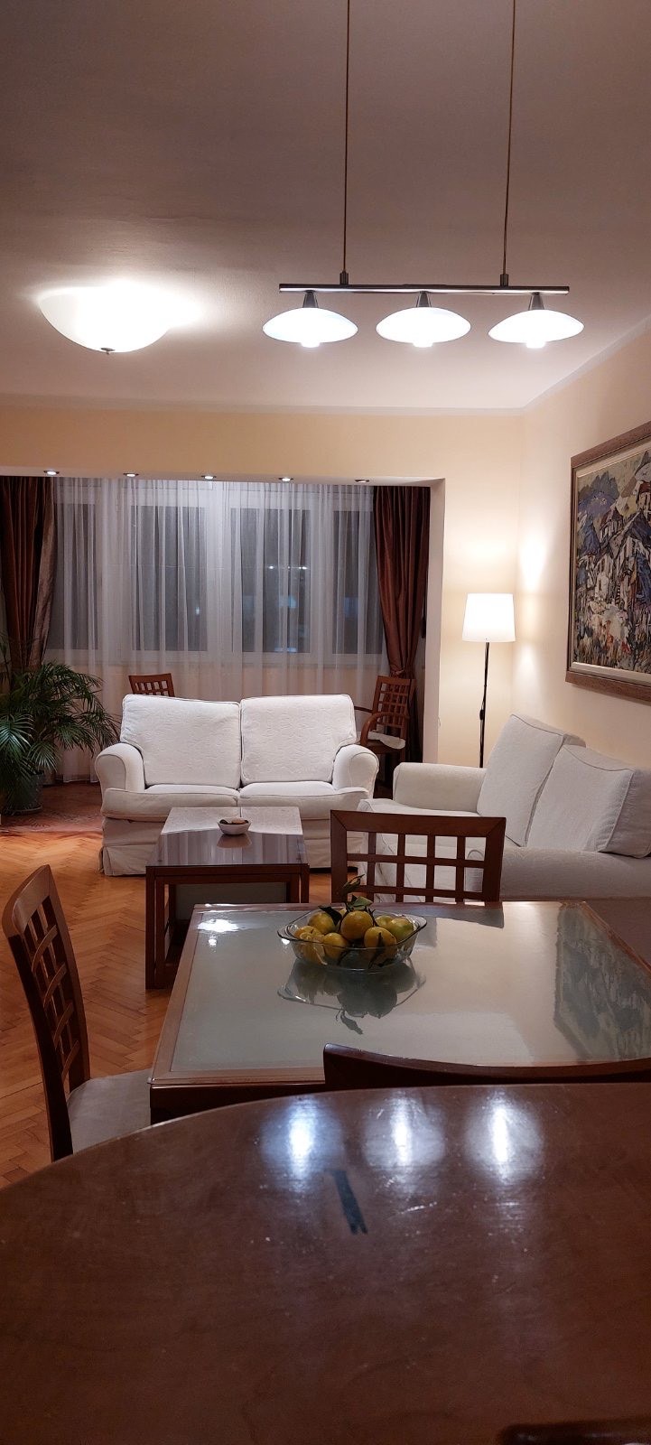 Izdaje se trosoban namjesten stan u centru grada, ulica Oktobarske revolucije