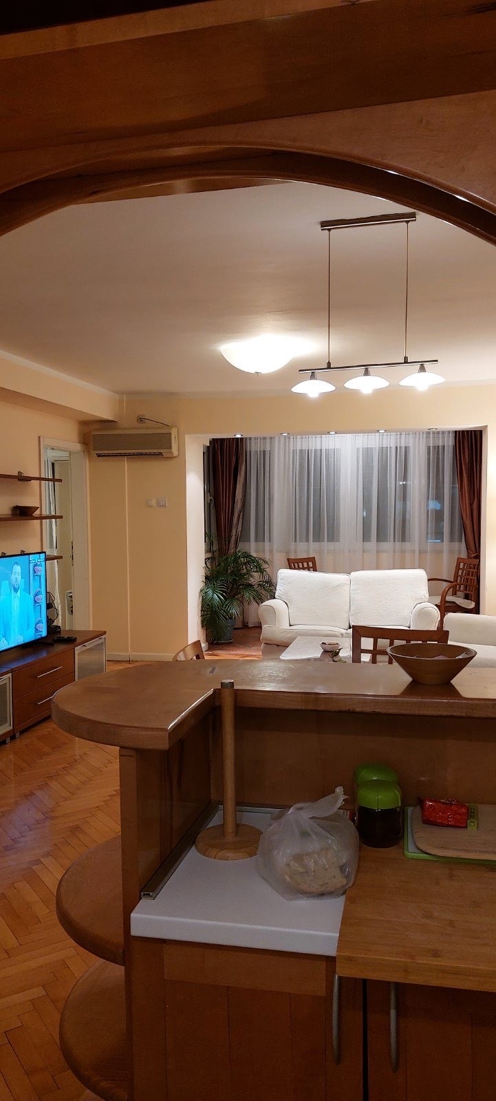 Izdaje se trosoban namjesten stan u centru grada, ulica Oktobarske revolucije