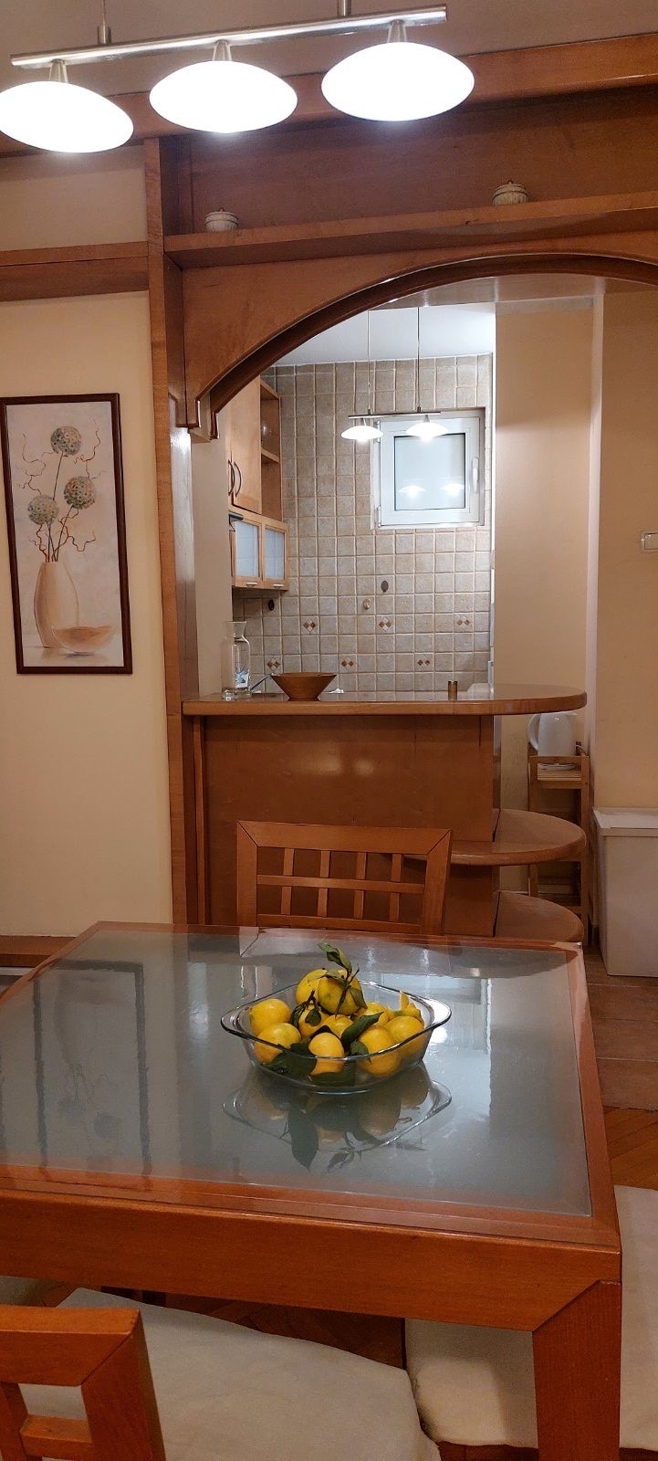 Izdaje se trosoban namjesten stan u centru grada, ulica Oktobarske revolucije