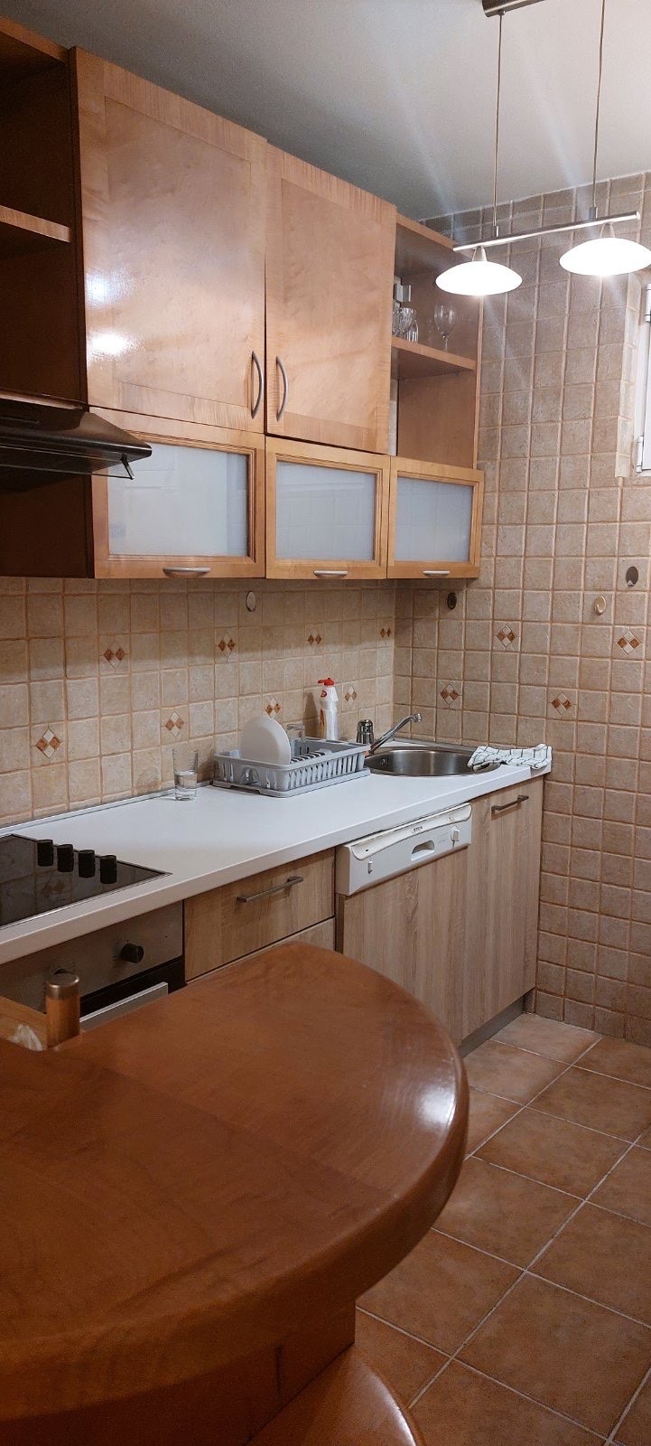 Izdaje se trosoban namjesten stan u centru grada, ulica Oktobarske revolucije