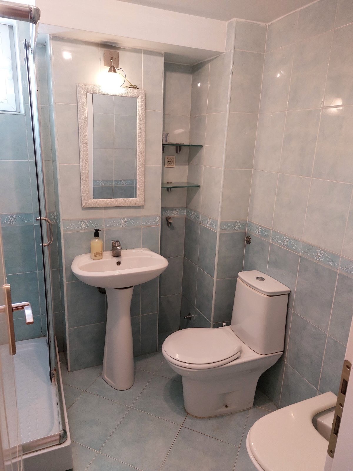 Izdaje se trosoban namjesten stan u centru grada, ulica Oktobarske revolucije