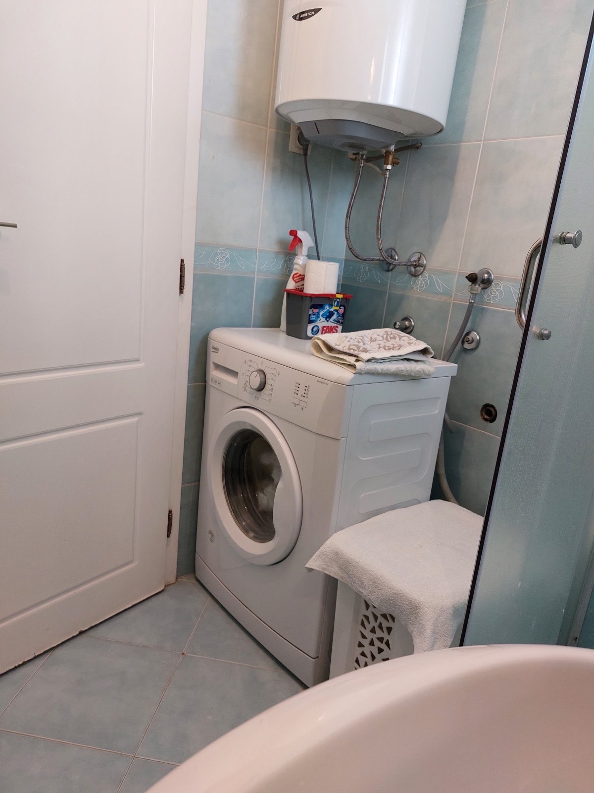 Izdaje se trosoban namjesten stan u centru grada, ulica Oktobarske revolucije