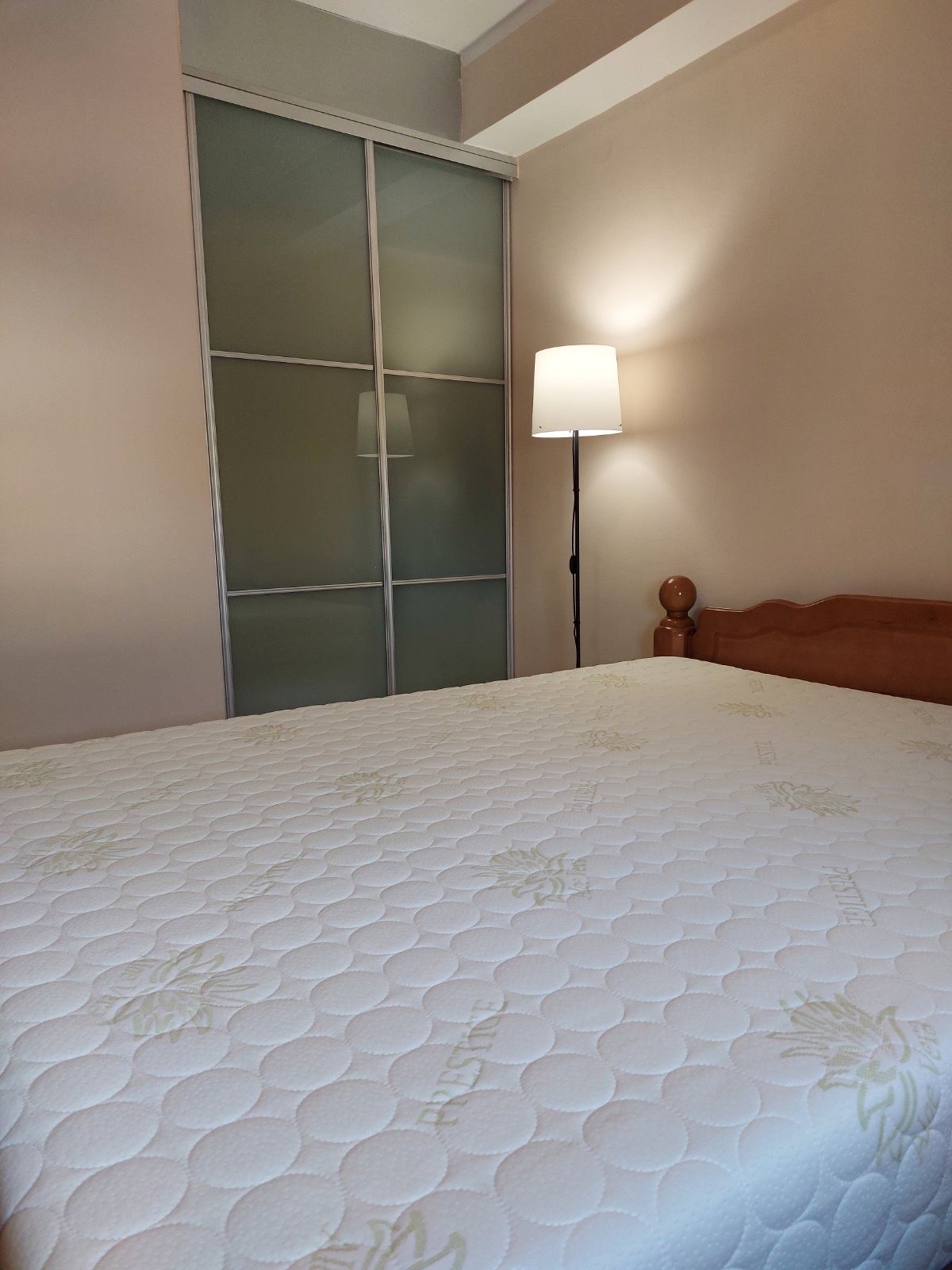 Izdaje se trosoban namjesten stan u centru grada, ulica Oktobarske revolucije