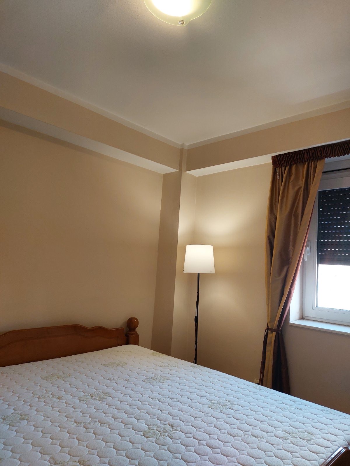 Izdaje se trosoban namjesten stan u centru grada, ulica Oktobarske revolucije