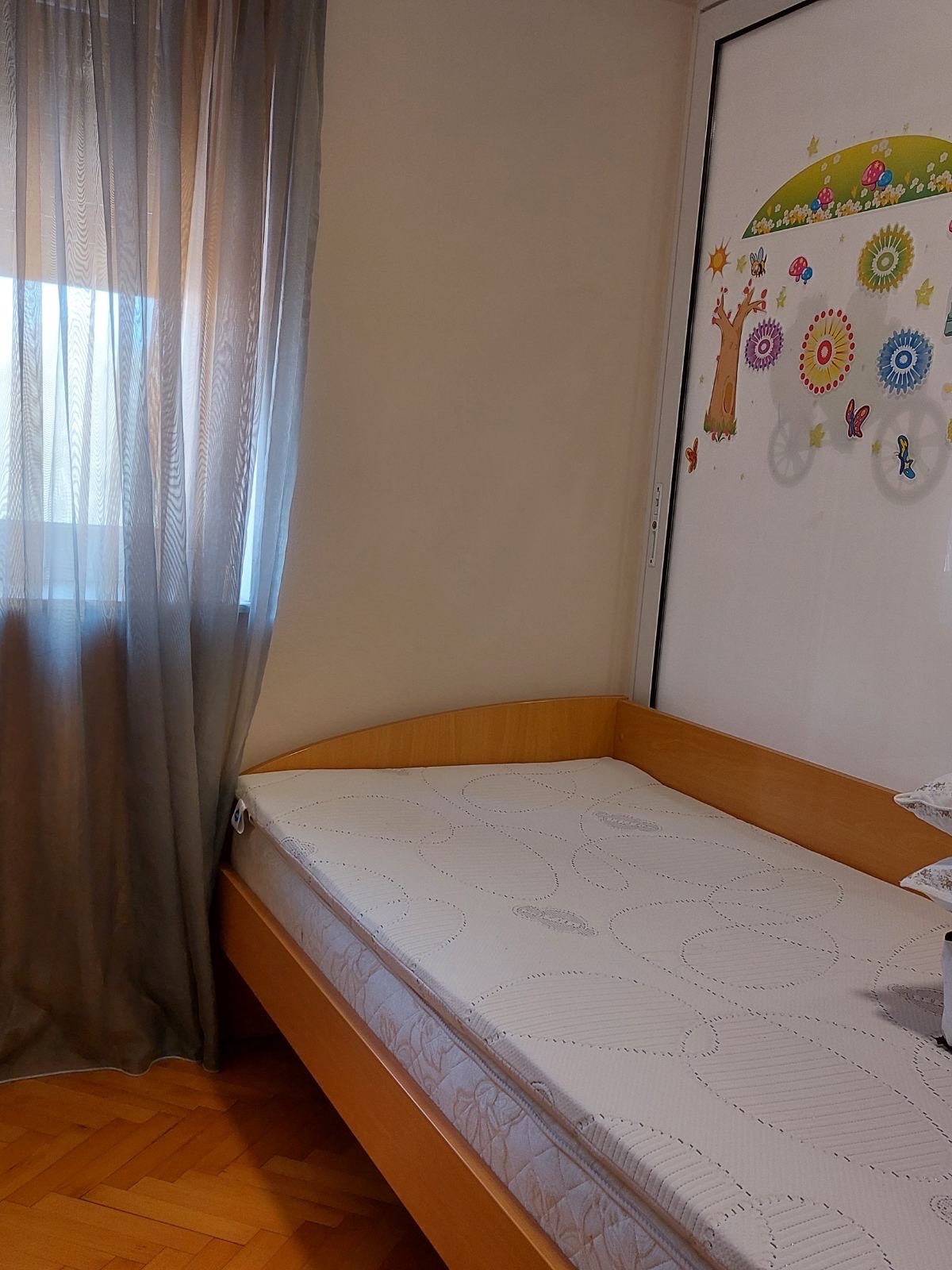 Izdaje se trosoban namjesten stan u centru grada, ulica Oktobarske revolucije