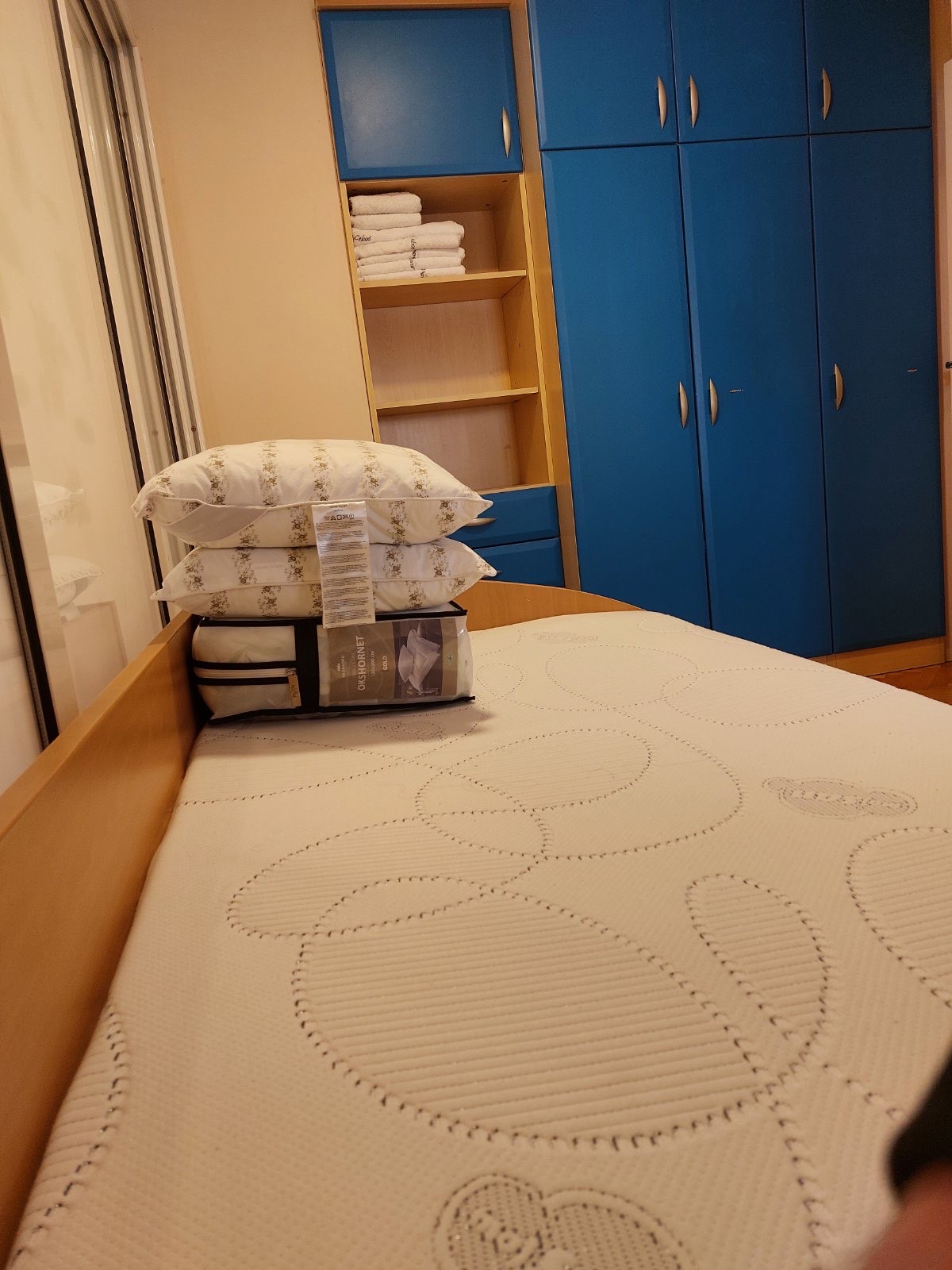 Izdaje se trosoban namjesten stan u centru grada, ulica Oktobarske revolucije