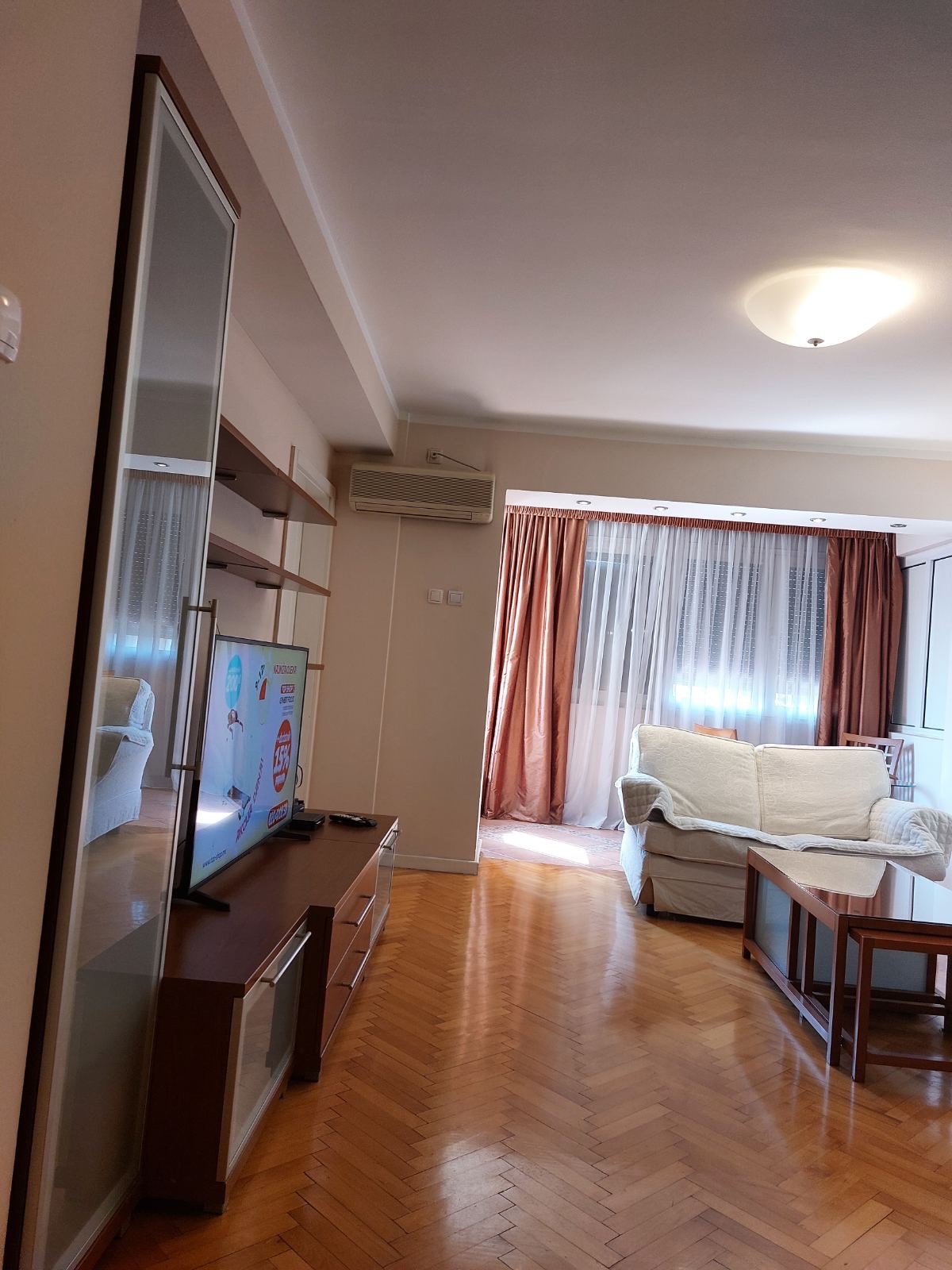 Izdaje se trosoban namjesten stan u centru grada, ulica Oktobarske revolucije