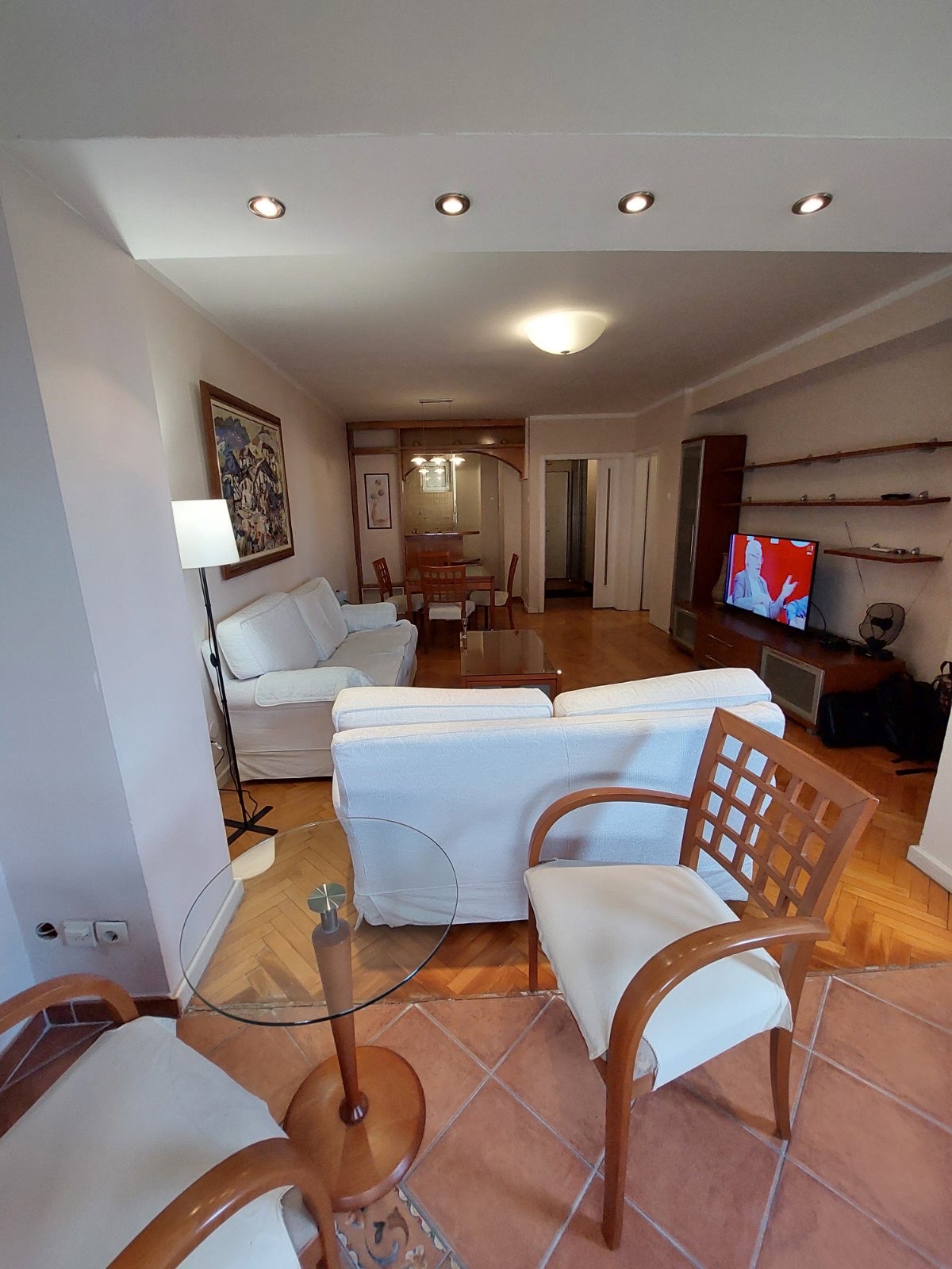 Izdaje se trosoban namjesten stan u centru grada, ulica Oktobarske revolucije