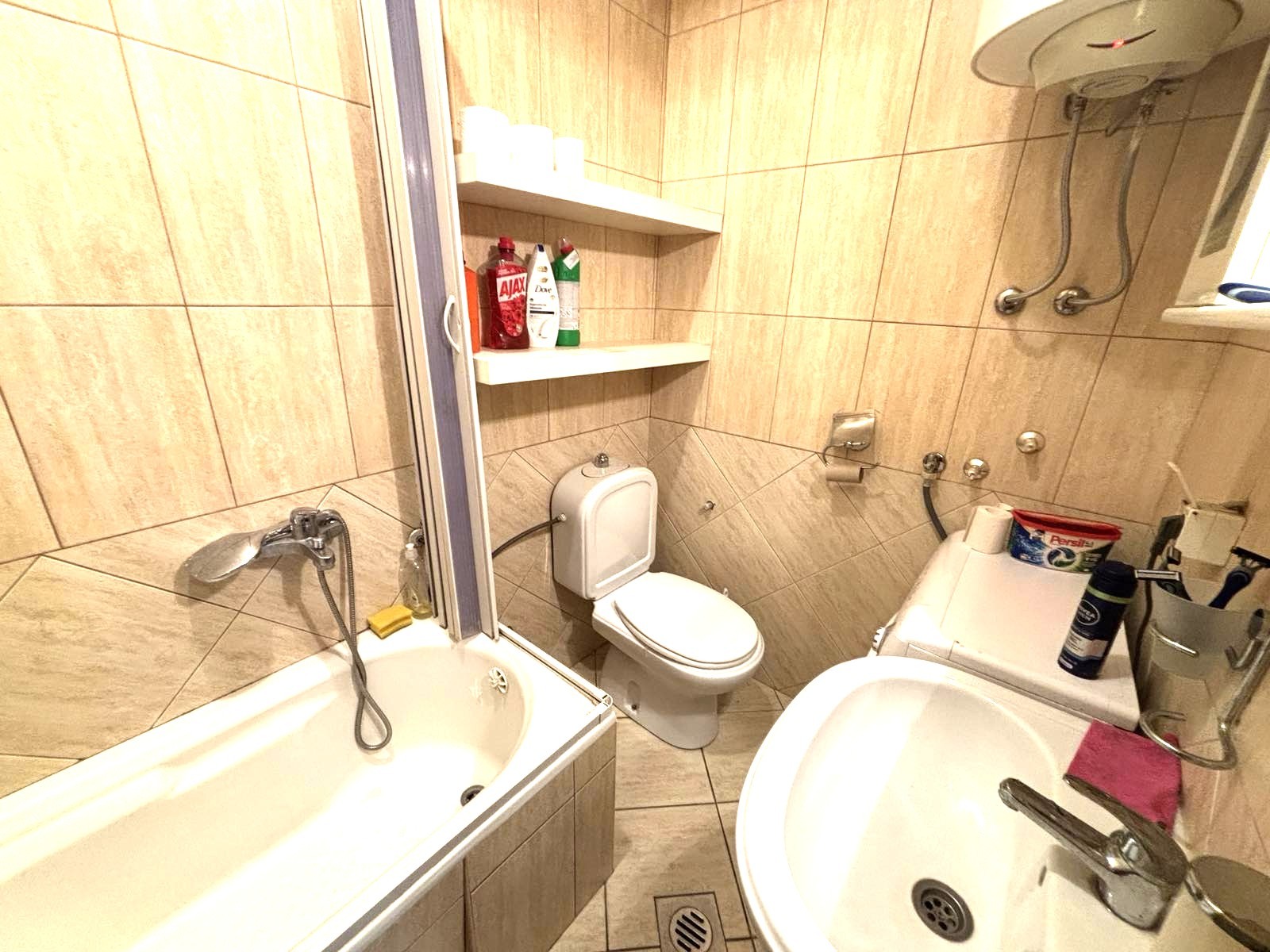 Prodaje se trosoban stan na Starom Aerodromu, Podgorica.