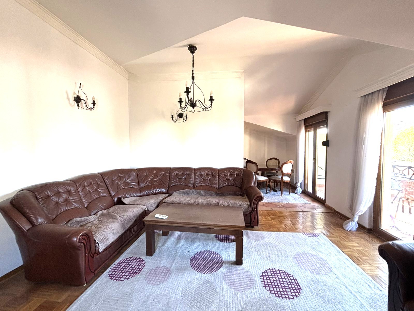 Prodaje se trosoban stan na Starom Aerodromu, Podgorica.