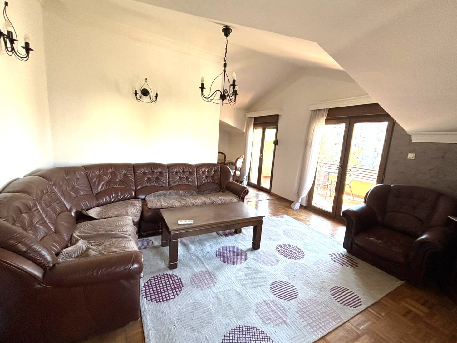 Prodaje se trosoban stan na Starom Aerodromu, Podgorica.