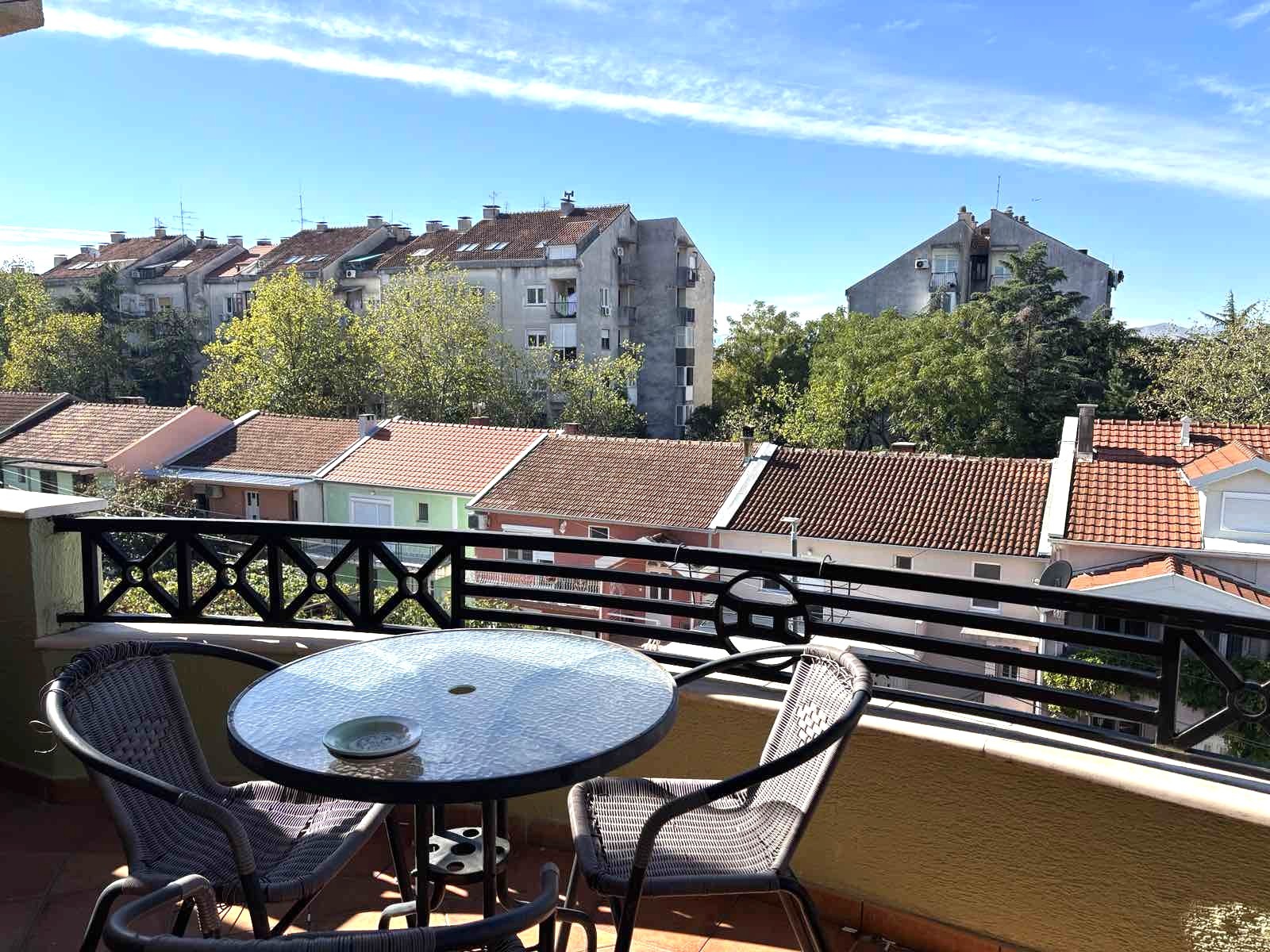 Prodaje se trosoban stan na Starom Aerodromu, Podgorica.