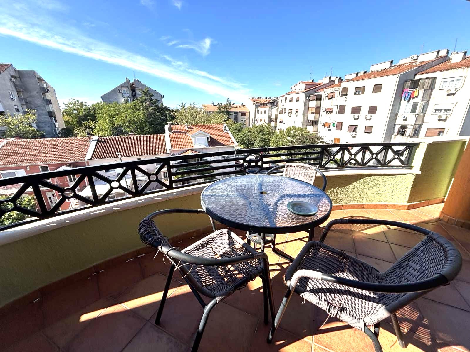 Prodaje se trosoban stan na Starom Aerodromu, Podgorica.