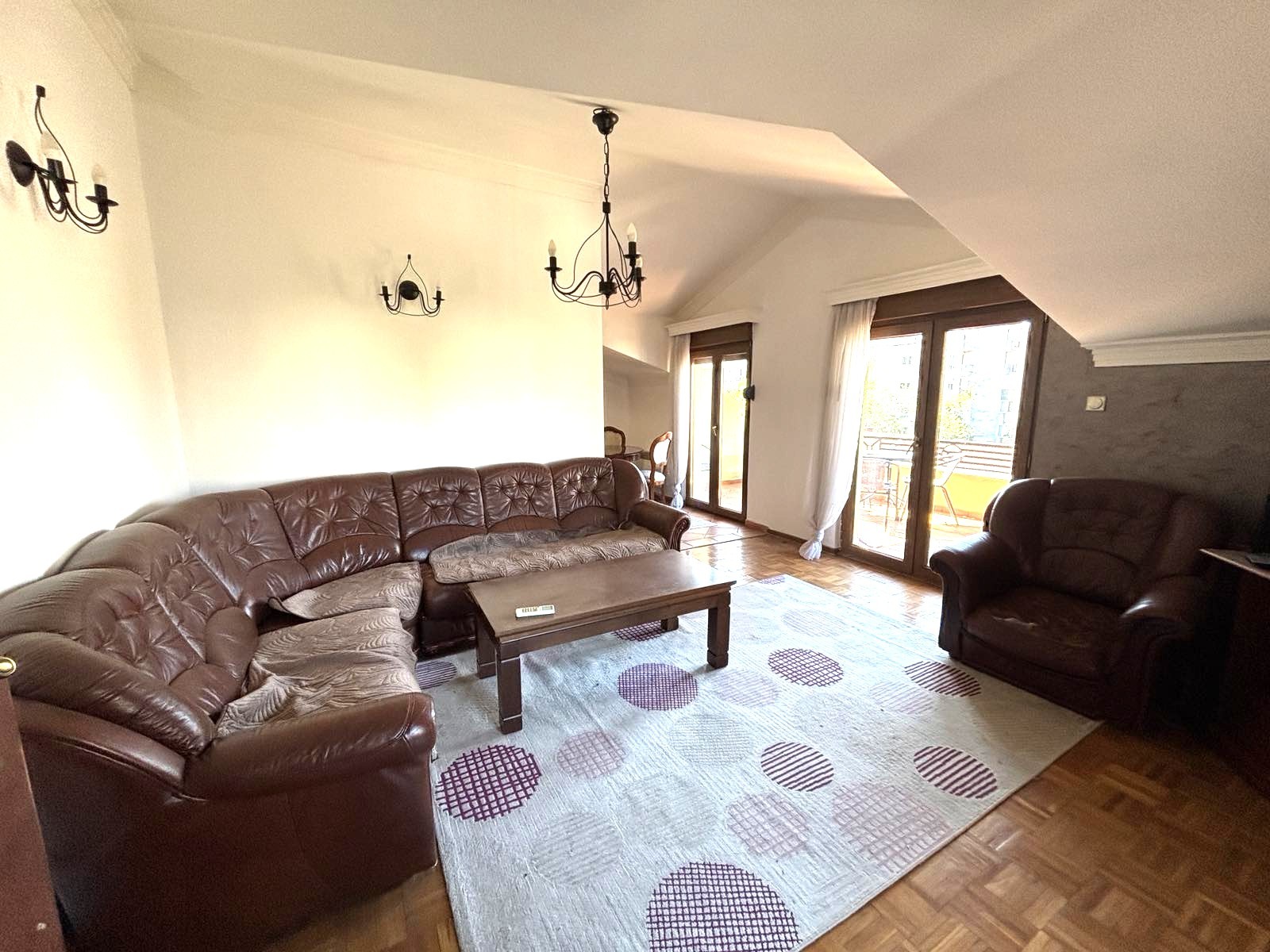 Prodaje se trosoban stan na Starom Aerodromu, Podgorica.