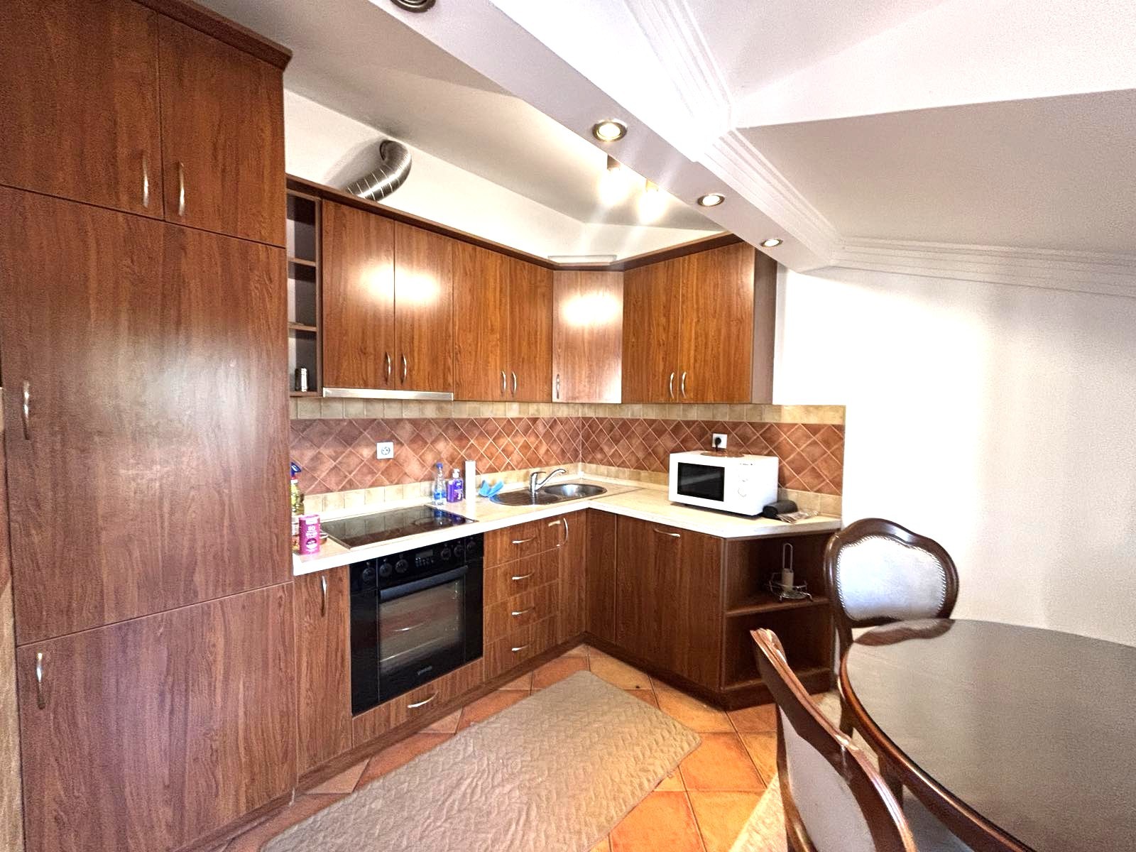 Prodaje se trosoban stan na Starom Aerodromu, Podgorica.