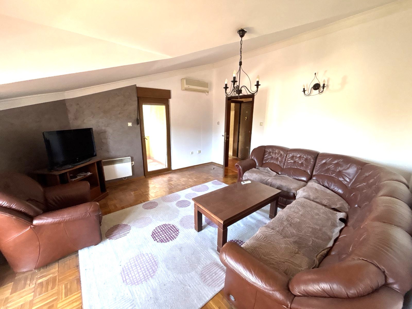 Prodaje se trosoban stan na Starom Aerodromu, Podgorica.