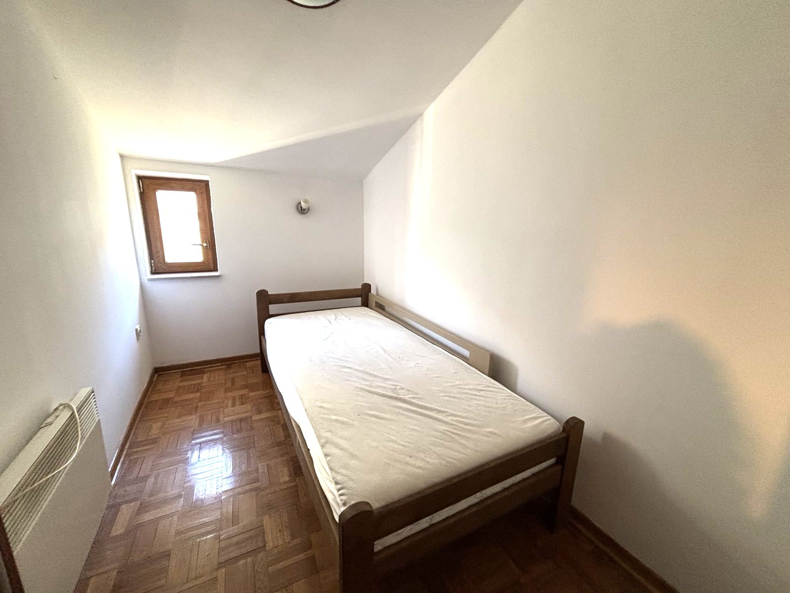 Prodaje se trosoban stan na Starom Aerodromu, Podgorica.