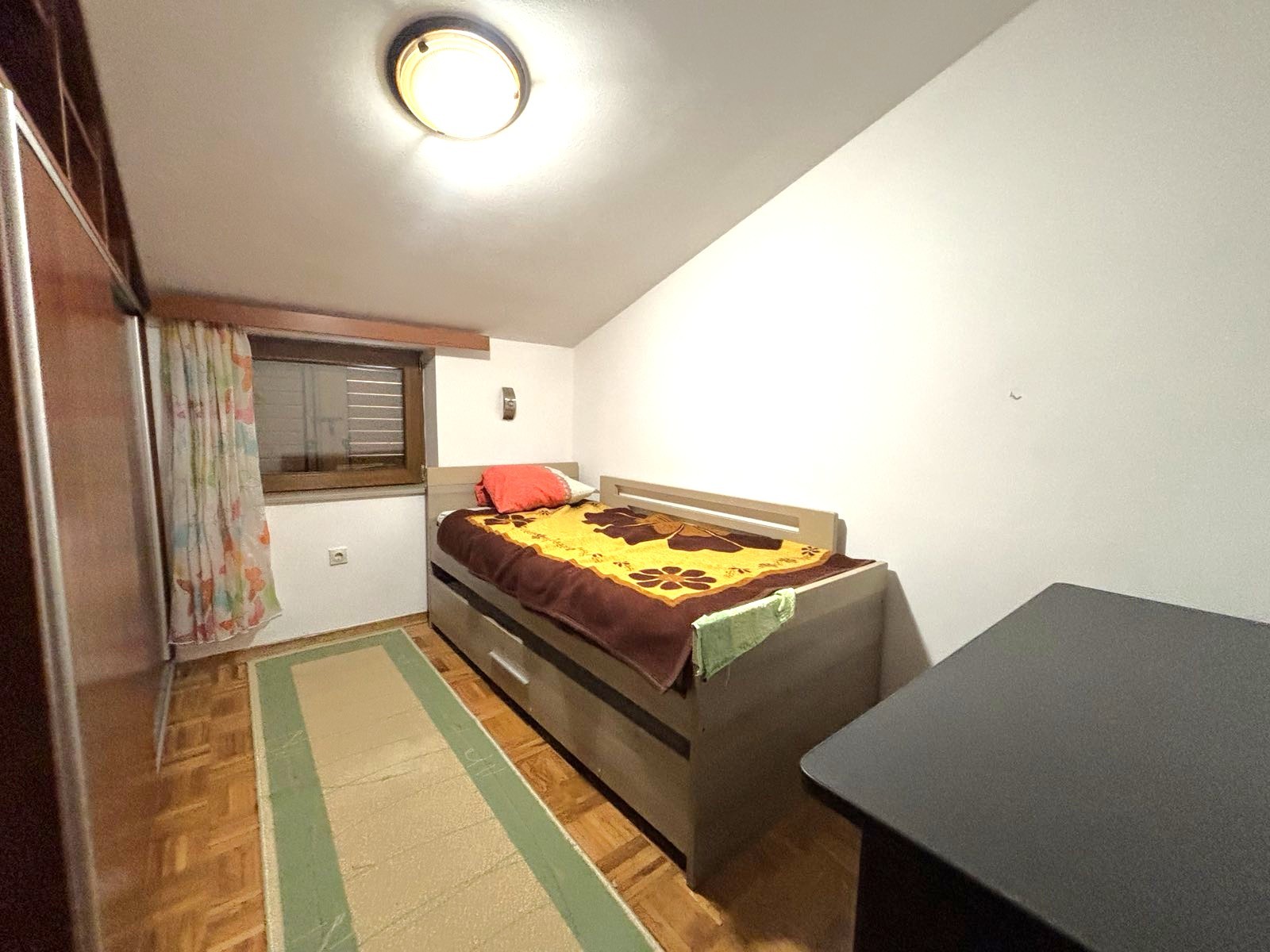 Prodaje se trosoban stan na Starom Aerodromu, Podgorica.