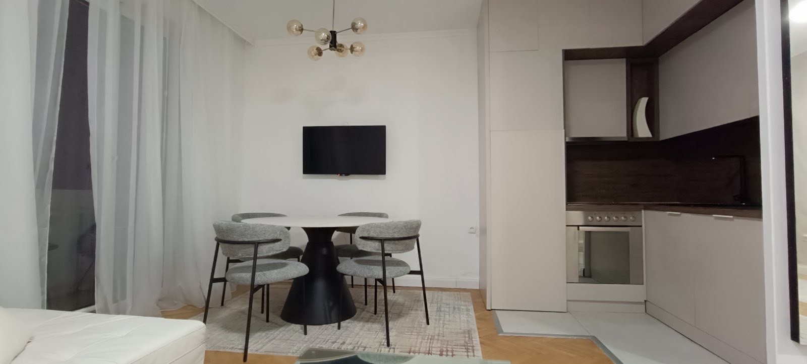 Izdaje se luksuzno namjesten, dvosoban stan preko Morace, Podgorica