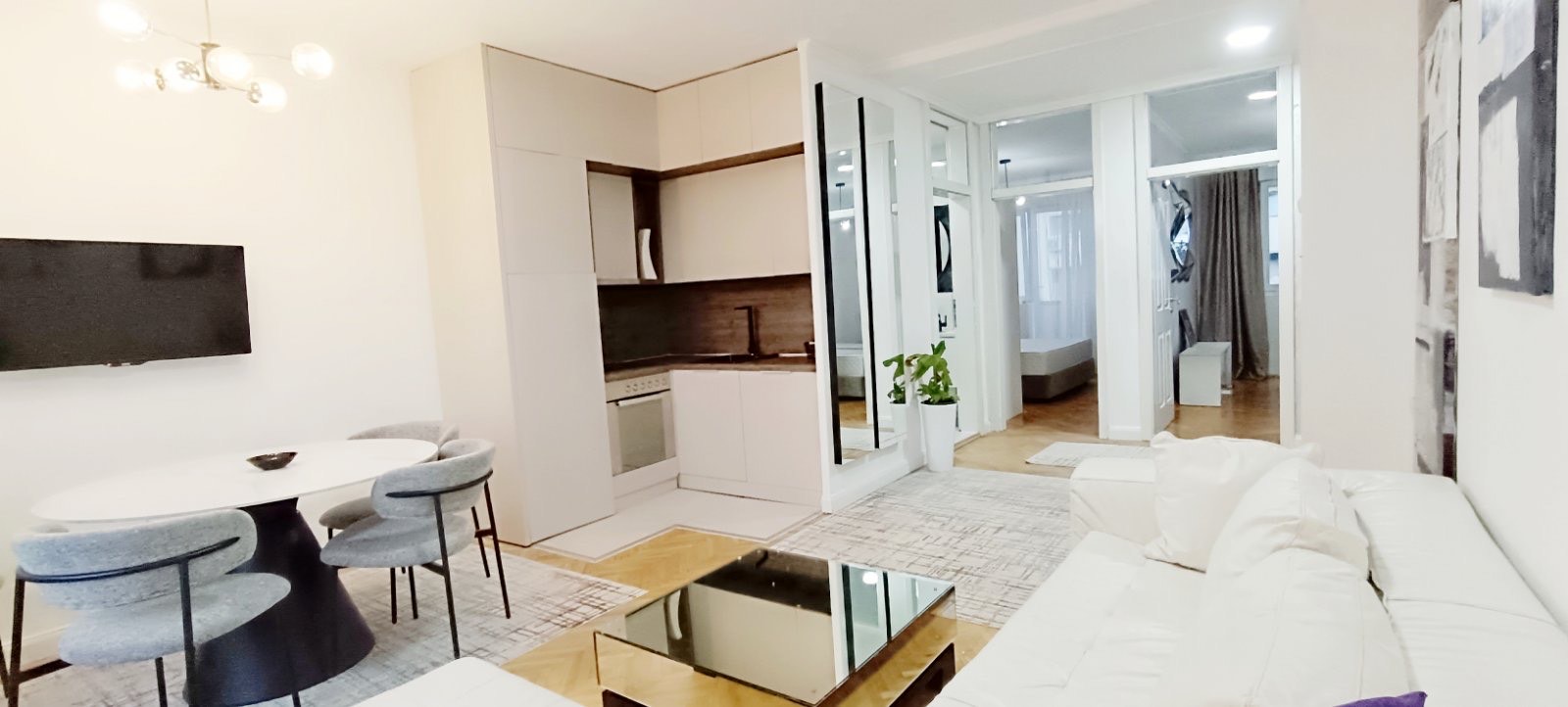 Izdaje se luksuzno namjesten, dvosoban stan preko Morace, Podgorica