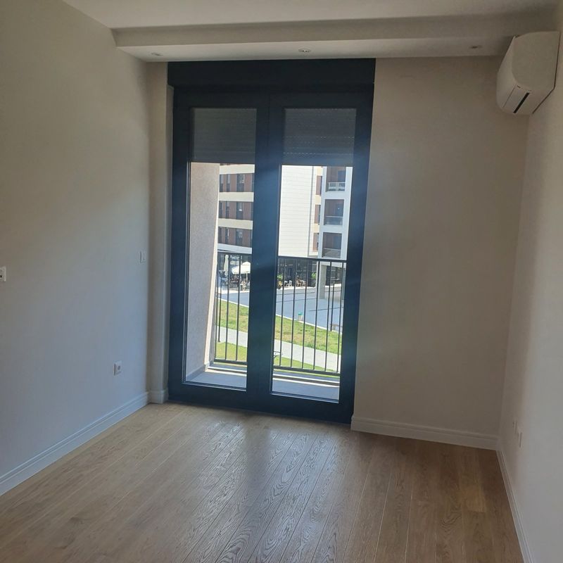 Iznajmljuje se – Dvosoban stan u zgradi Linea, idealan za kancelarije.