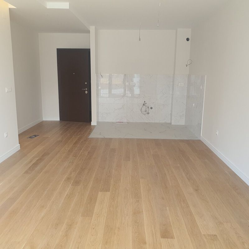 Iznajmljuje se – Dvosoban stan u zgradi Linea, idealan za kancelarije.