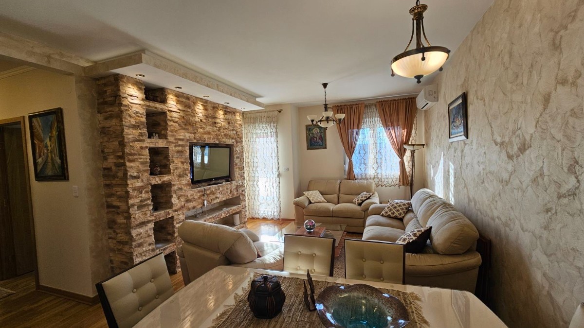 Izdaje se luksuzno namjesten dvosoban stan sa garaznim mjestom u City kvartu, Podgorica