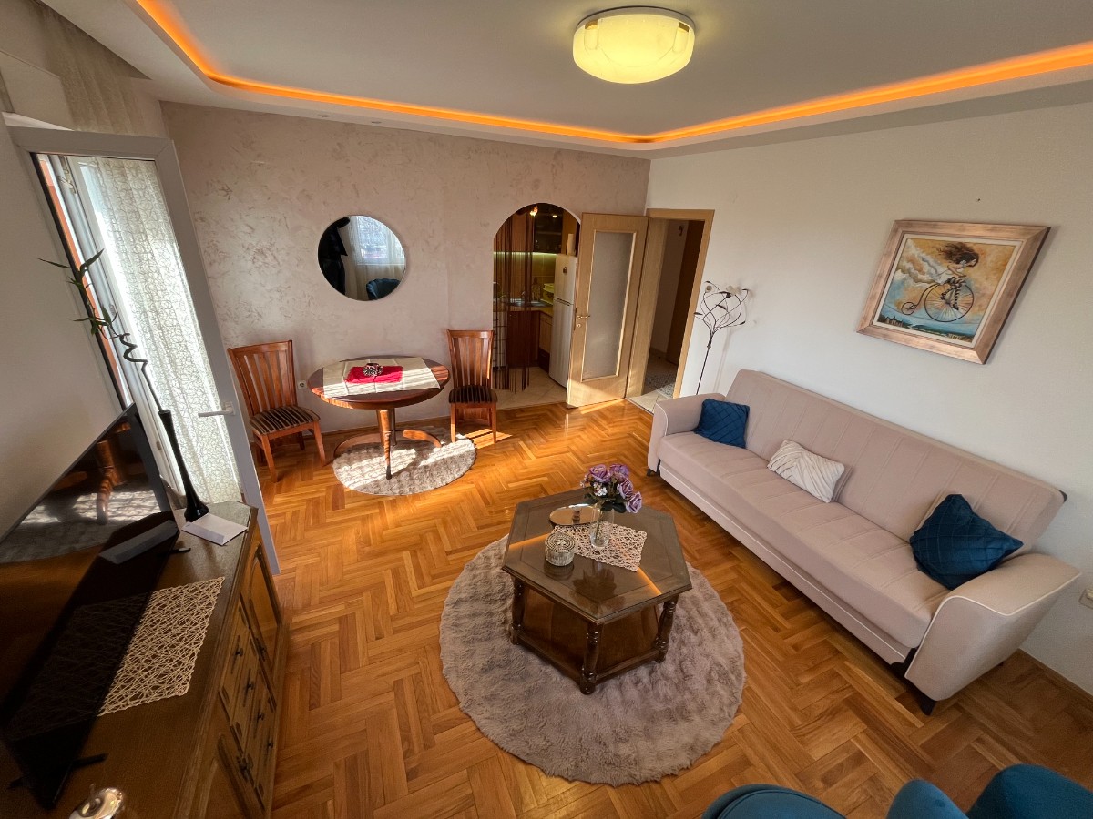 Izdaje se namjesten jednosoban stan u ulici Kralja Nikole na Zabjelu, Podgorica