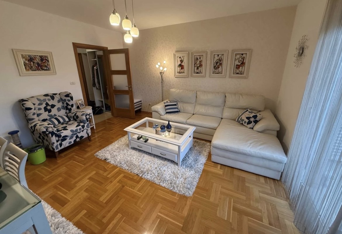 Prodaje se kompletno namjesten dvosoban stan sa garaznim mjestom na Pobrezju, Podgorica