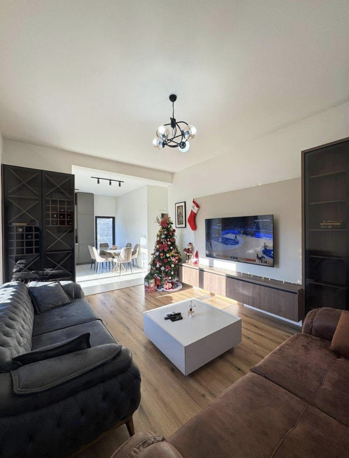 Prodaje se luksuzan trosoban stan sa ogradjenim dvoristem uz dva parking mjesta, Zabjelu, Podgorica