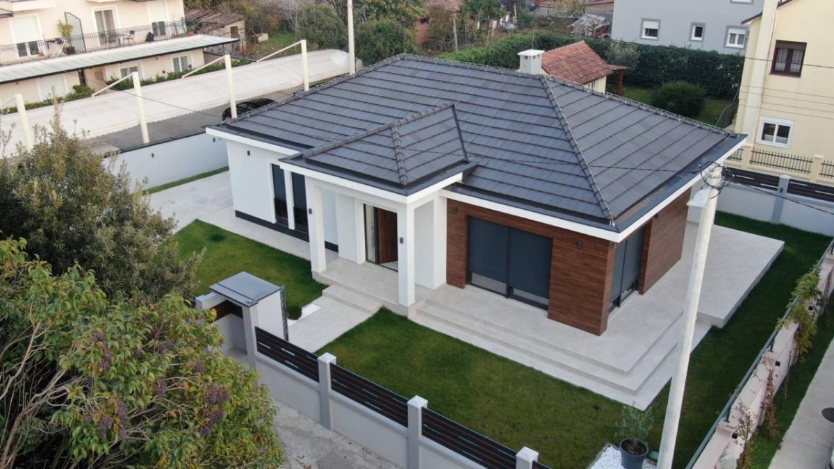 Izdaje se kuća u Dalmatinskoj ulici, Podgorica. 