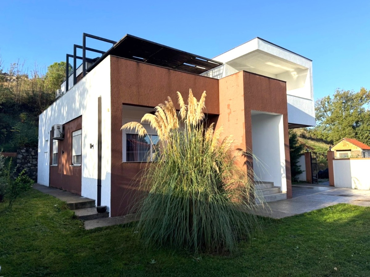 Prodaje se moderna  kuća na dva nivoa u Gornjoj Gorici, Podgorica.