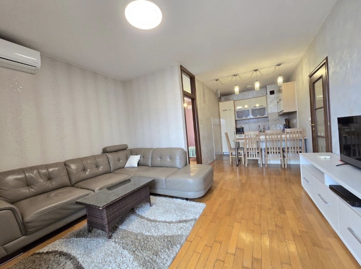 Izdaje se lijepo namjesten dvosoban stan na Starom aerodromu, Podgorica