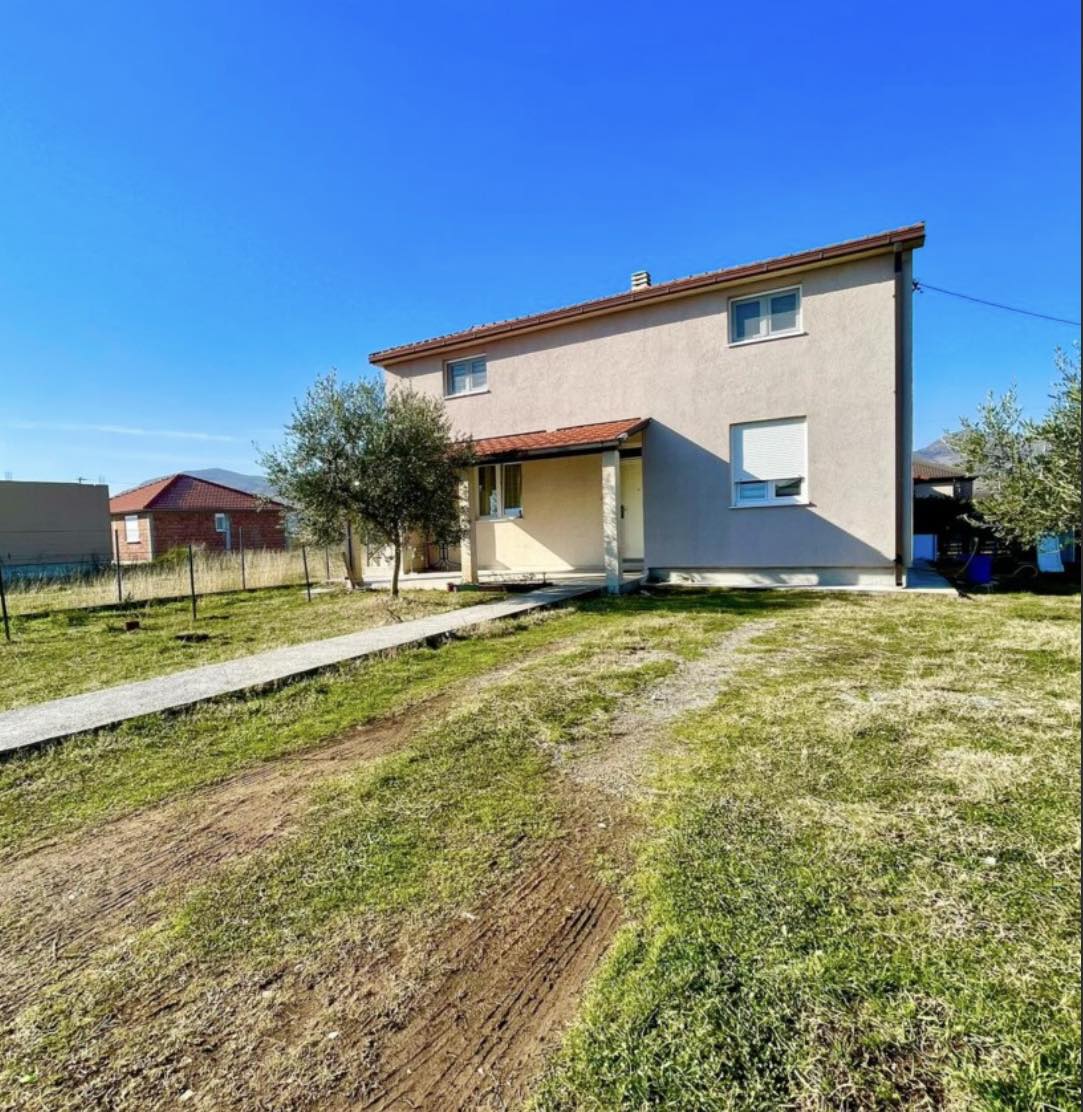 Izdaje se  kuća u Donjim Kokotima, sa dva zasebna stana. 