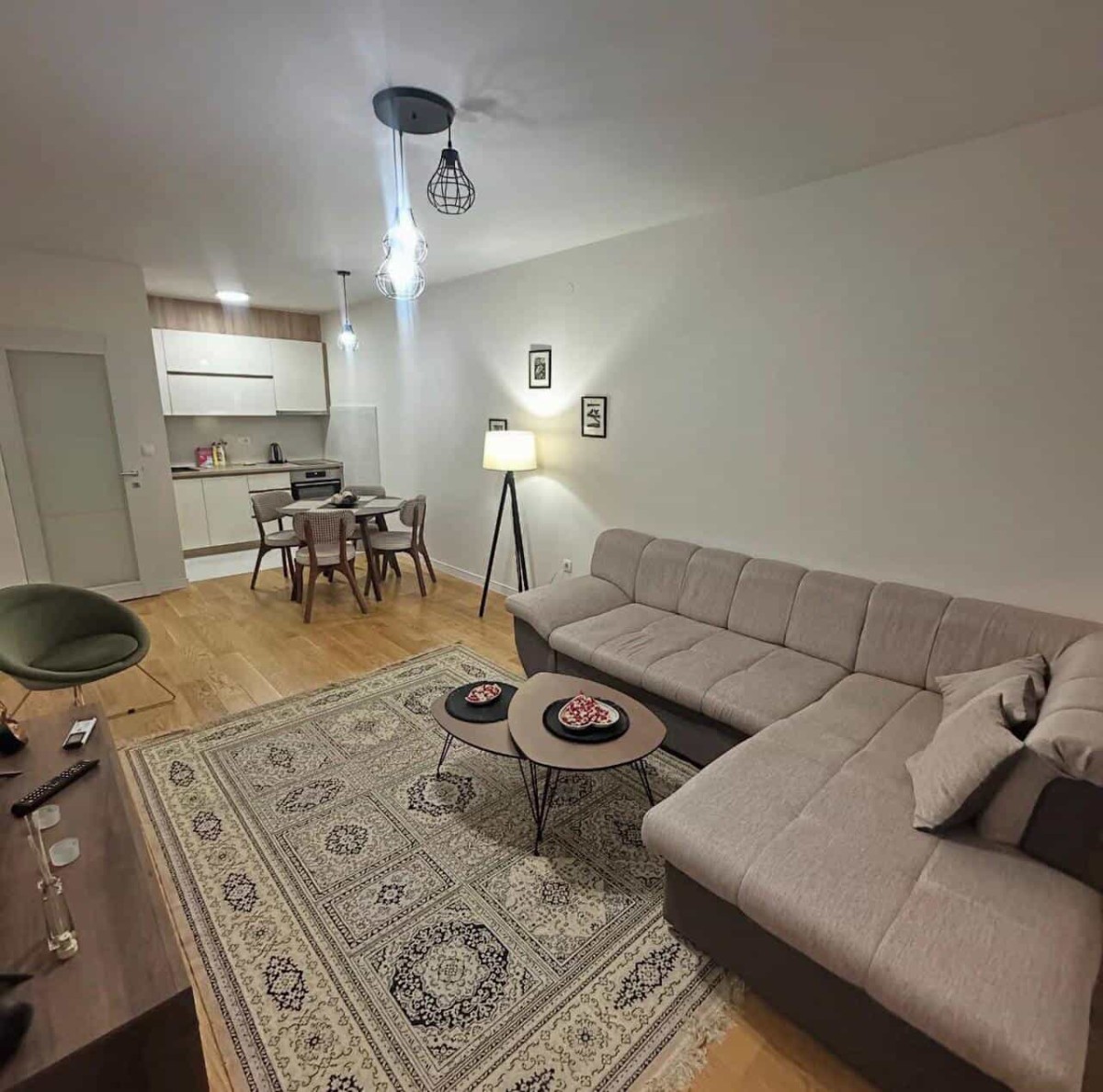 Izdaje se jednosoban stan u central pointu, Podgorica. 