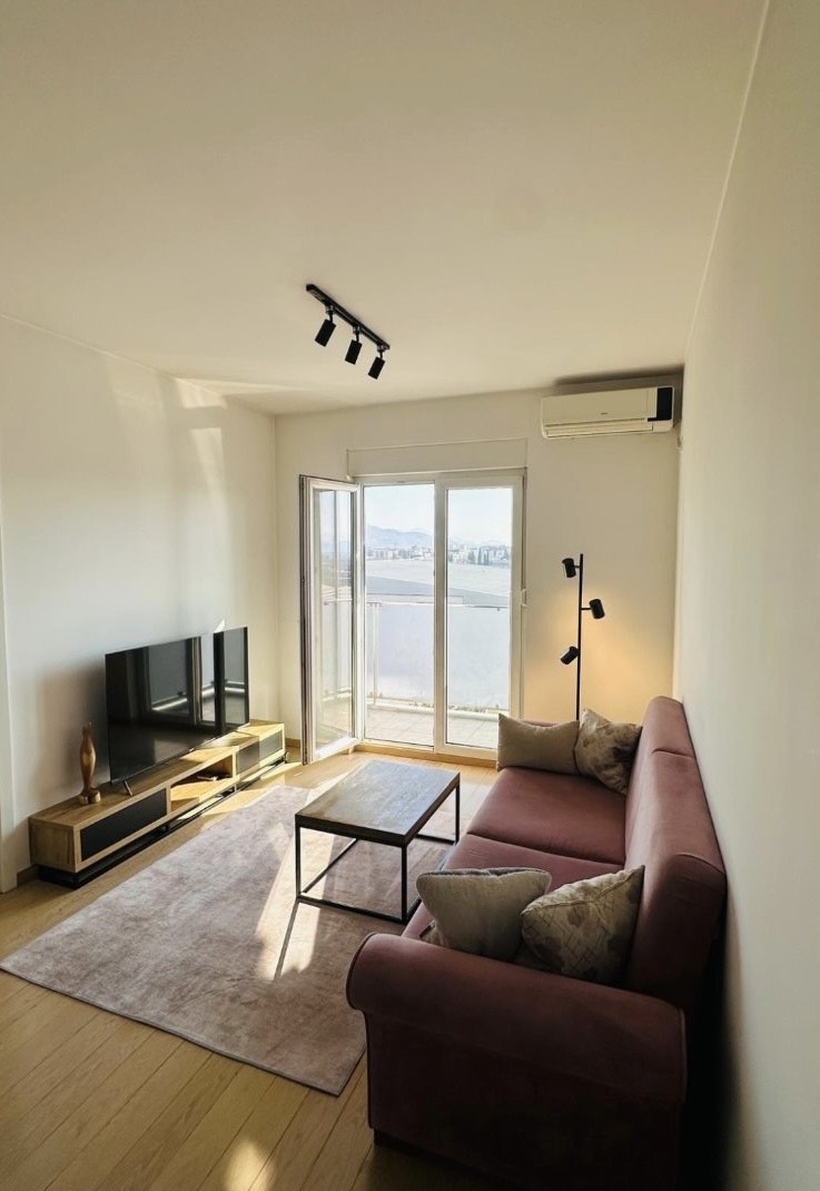 Prodaje se moderno opremljen jednosoban stan sa pogledom na Big Fashion u City kvartu, Podgorica