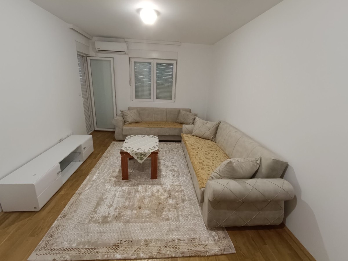 Izdaje se namjesten jednosoban stan kod osnovne skole Pavle Rovinski na Starom aerodromu u Podgorici