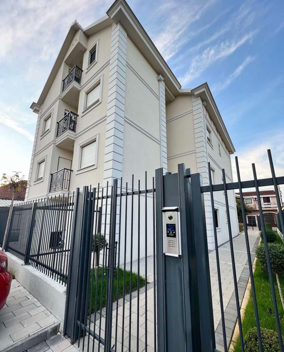 Izdaje se lijepo namjesten jednosoban stan u luksuznoj zgradi u Dalmatinskoj ulici, Podgorica