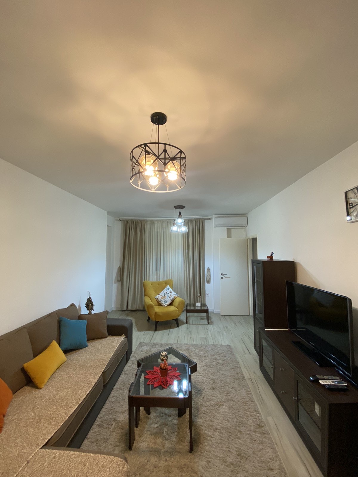 Izdaje se luksuzno opremljen, komforan dvosoban stan u ulici Ivana Vujosevica, preko Morace, Podgorica