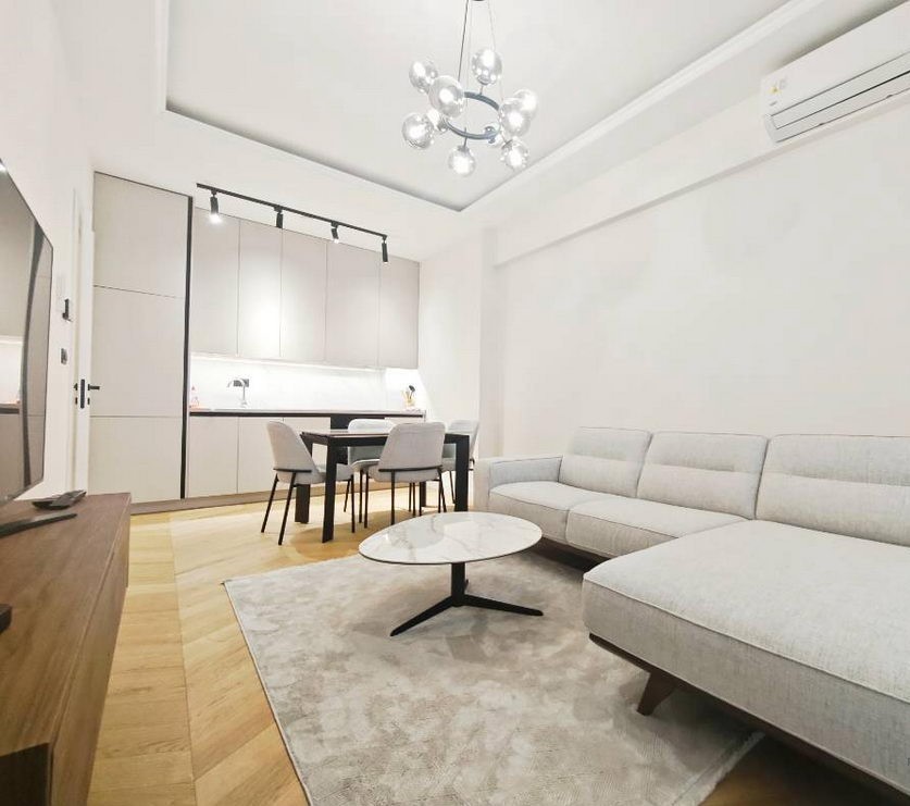 Izdaje se luksuzan, moderno opremljen dvosoban stan, Gorica C, Podgorica. 