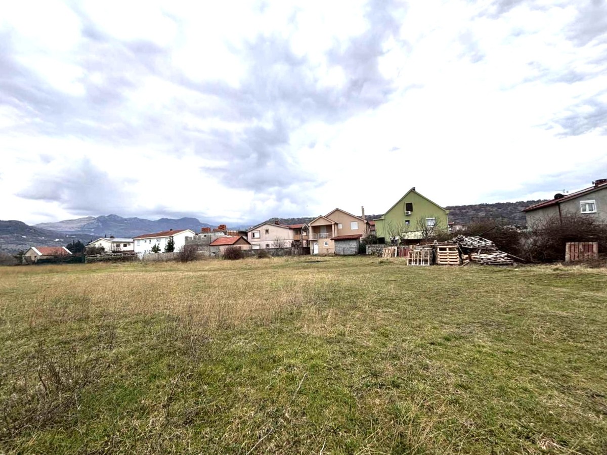 Prodaje se urbanizovan plac u Murtovini, Podgorica. 