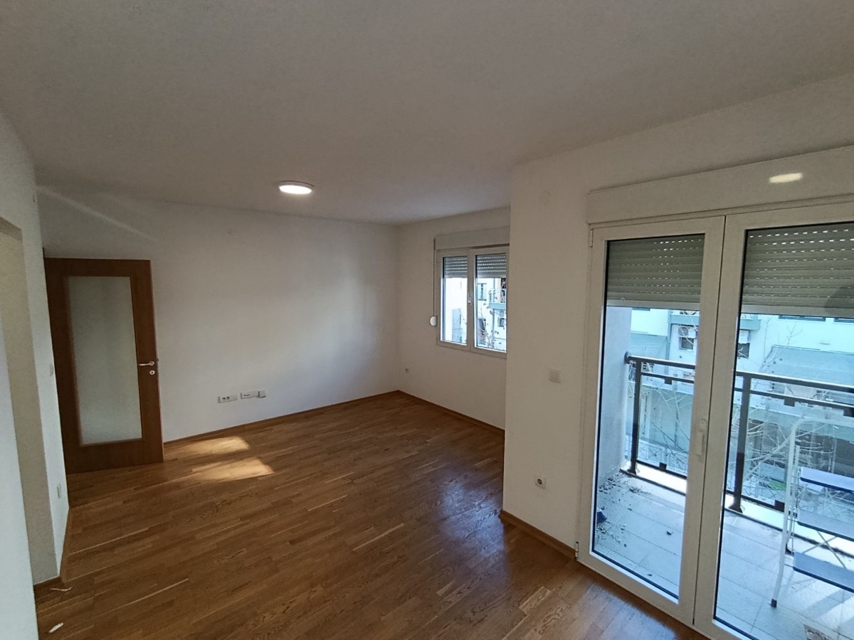 Prodaje se nenamjesten jednosoban stan u Bloku 9, Podgorica