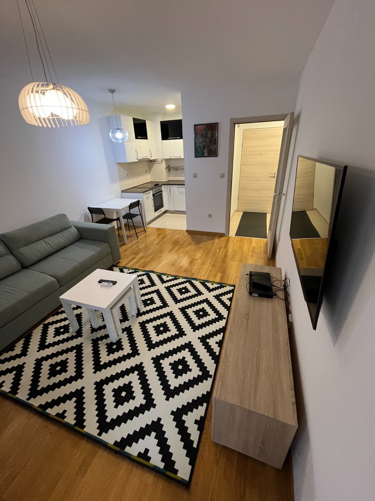 Izdaje  se kompletno namjesten jednosoban stan na Starom aerodromu , Podgorica