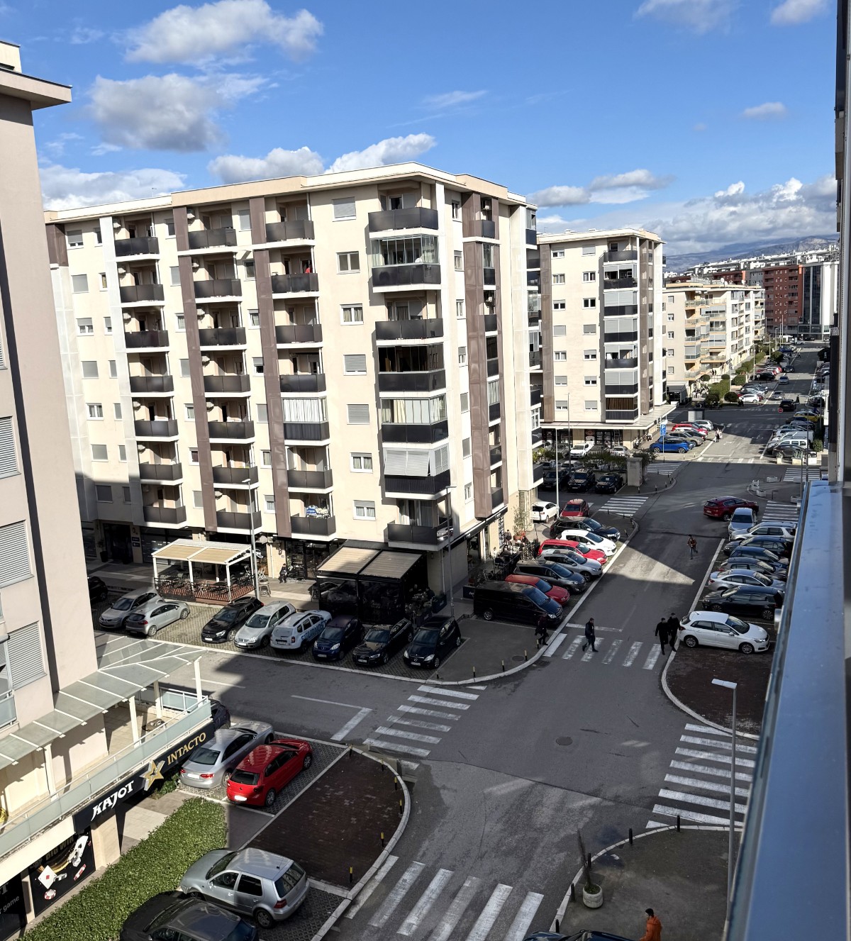 Prodaje se trosoban stan u City kvartu, Podgorica. 