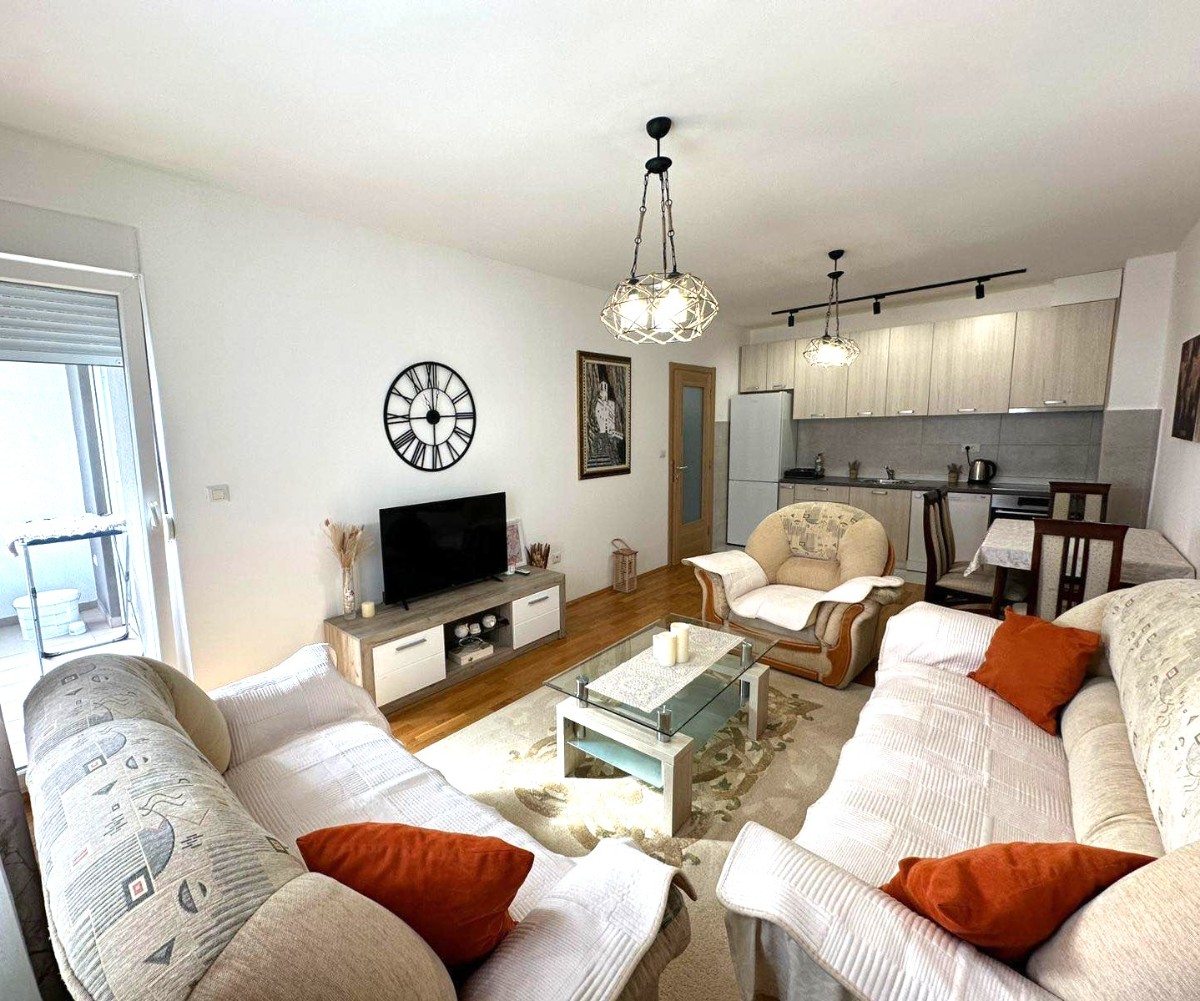 Izdaje se dvosoban stan na Starom Aerodromu, Podgorica. 