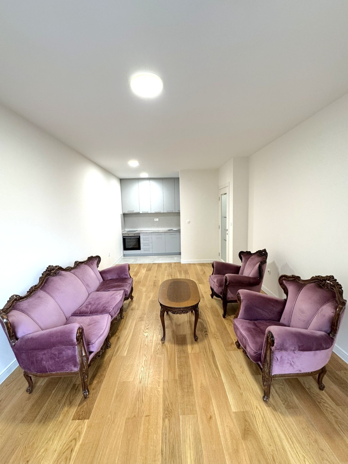 Izdaje se jednosoban neopremljen stan u Central pointu, Podgorica. 