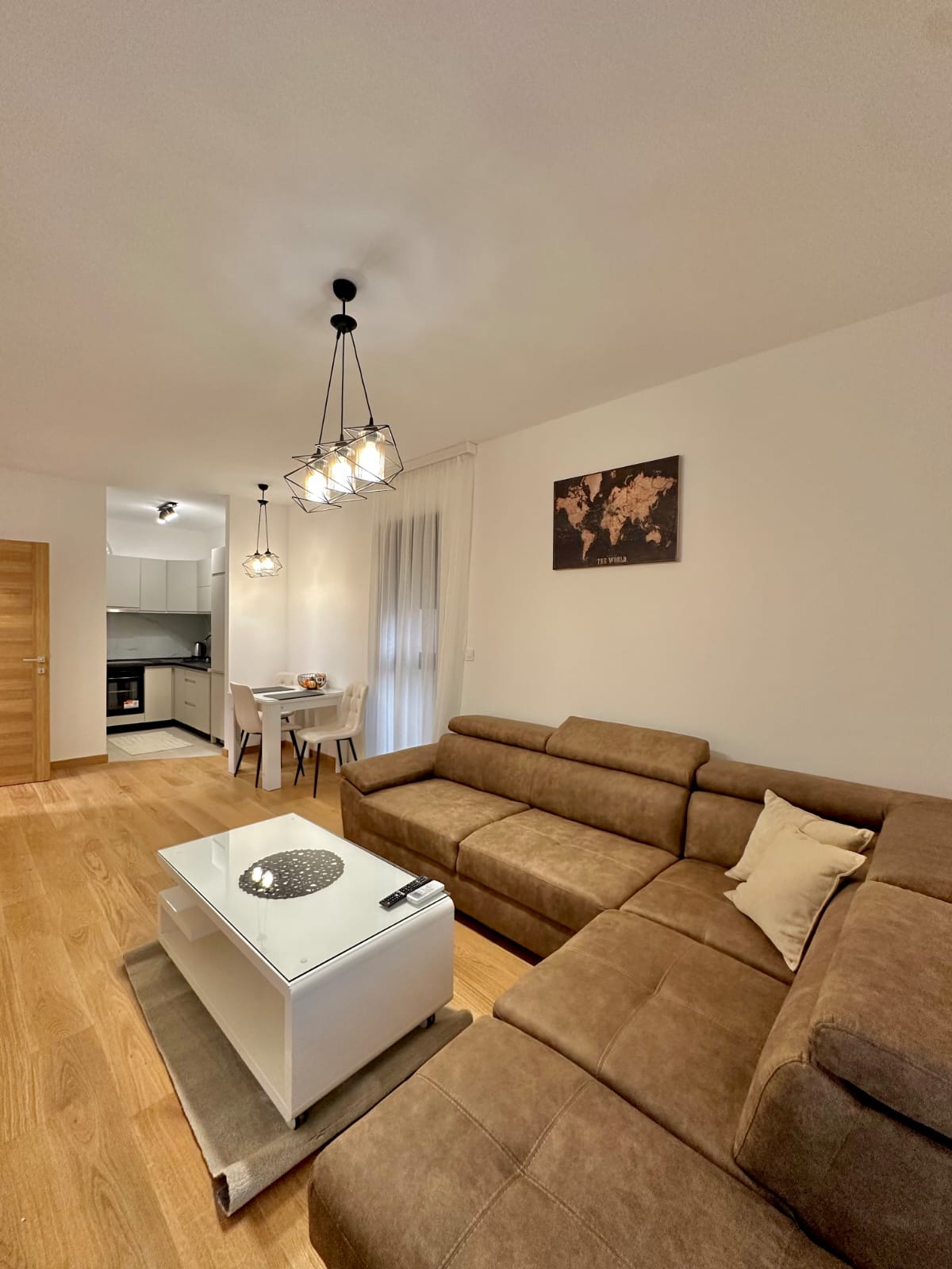 Izdaje se jednosoban stan sa garanim mjestom u Premium kvartu u Podgorici. 