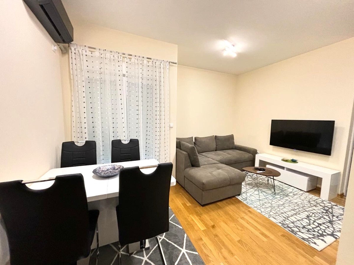 Izdaje se jednosoban stan iza Multikoma, Podgorica.