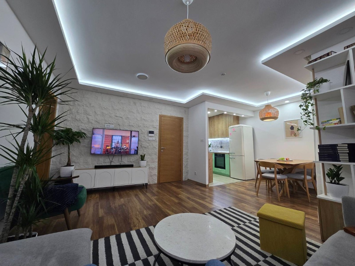 Prodaje se luksuzno namjesten trosoban stan, Centar, Podgorica