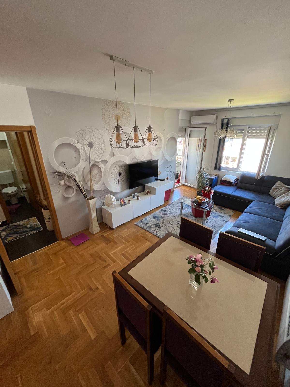 Prodaje se lijepo namješten jednosoban stan, Tuški put, Podgorica.